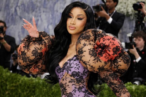 Cardi B ridică miza pentru Kylie Jenner. Cine câștigă din topul latex de 182 de dolari