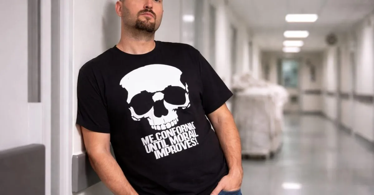 Juratul de la iUmor a ajuns sub supraveghere psihiatrică după o rană la gât. Ce urmează pentru el