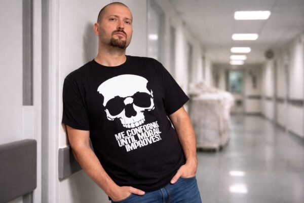 Juratul de la iUmor a ajuns sub supraveghere psihiatrică după o rană la gât. Ce urmează pentru el