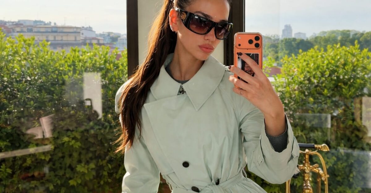 Mireasa cu 88 de milioane de urmăritori a rupt internetul cu spatele gol. Ce ascunde rochia ei Chanel