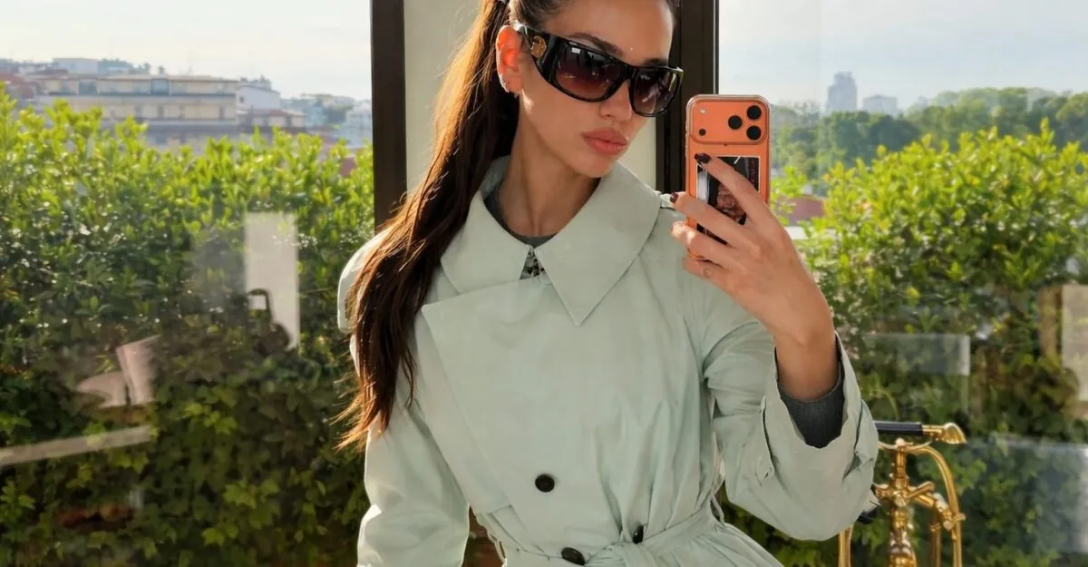 Mireasa cu 88 de milioane de urmăritori a rupt internetul cu spatele gol. Ce ascunde rochia ei Chanel