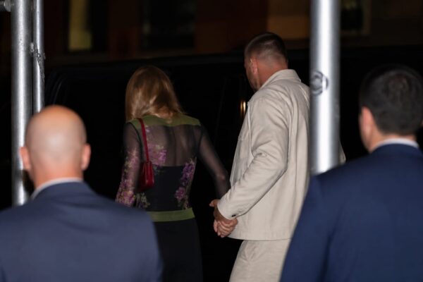Taylor Swift și Travis Kelce, seară romantică la Broadway. Ce detaliu a furat imediat toată atenția