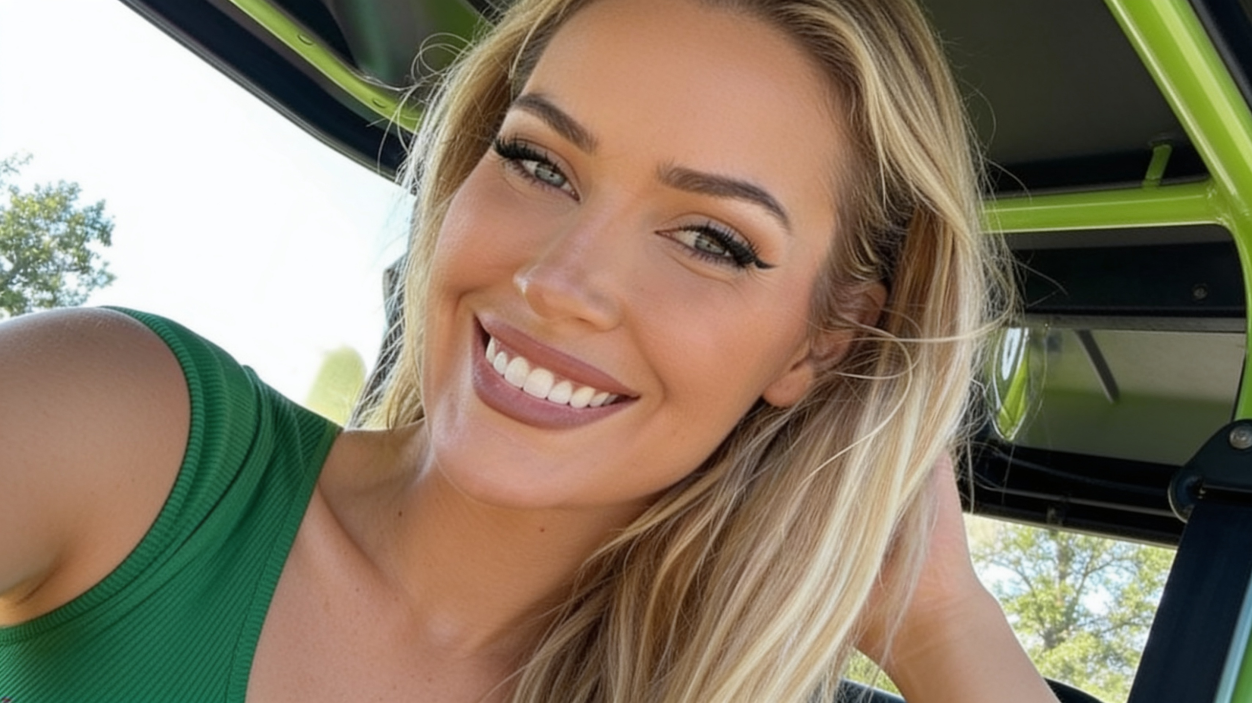 Fosta sportivă de 33 de ani care aprinde internetul într-un top decupat. Ce vinde, de fapt, dincolo de golf