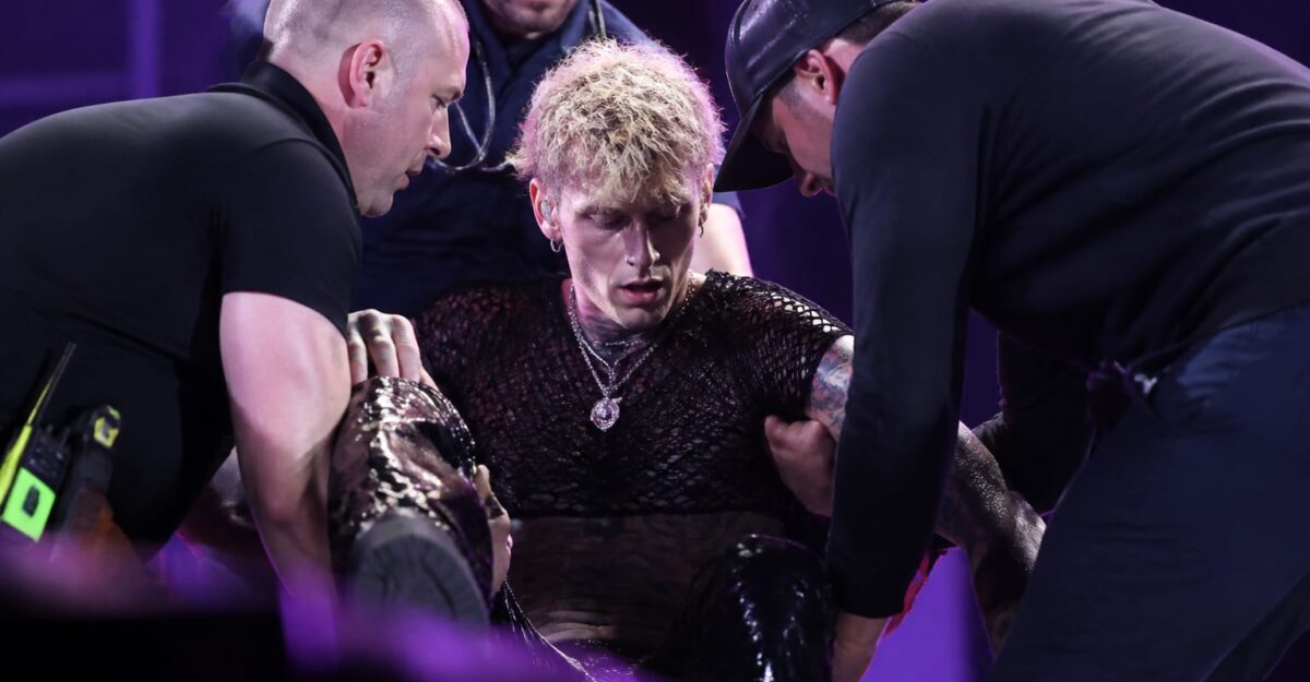 Machine Gun Kelly, scos de pe scenă după doar 4 piese. Ce a pățit artistul în mijlocul concertului din Michigan