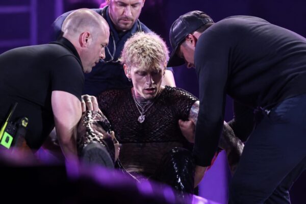 Machine Gun Kelly, scos de pe scenă după doar 4 piese. Ce a pățit artistul în mijlocul concertului din Michigan
