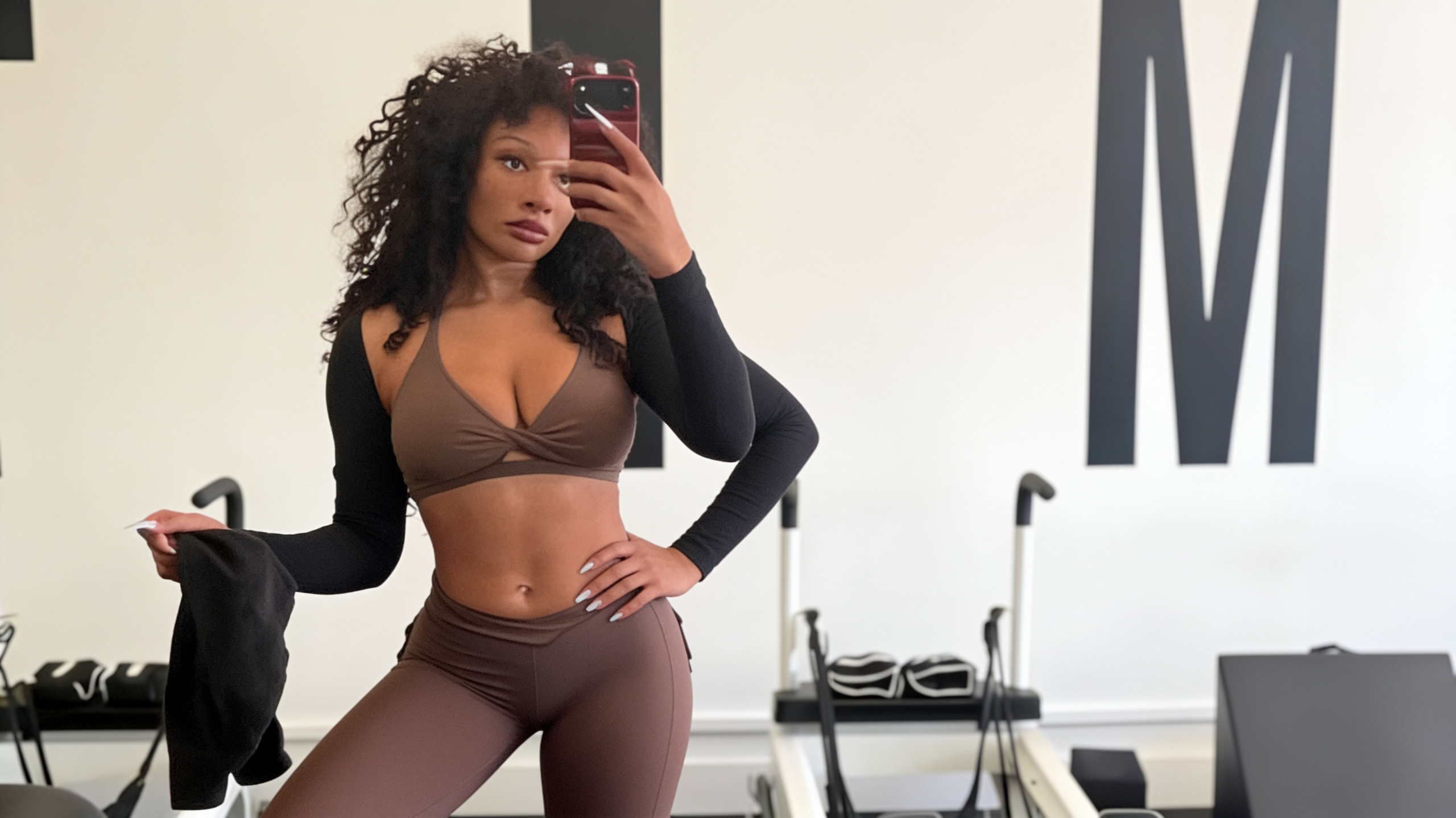 Un singur șnur și o rochie roșie minusculă. Megan Thee Stallion a stârnit valuri cu noul clip pentru Refinery29