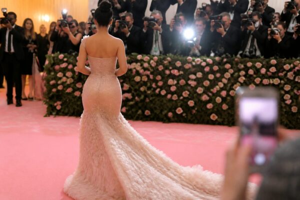 Kylie Jenner vrea să rupă internetul cu o rochie din pudre. Ce câștigă brandul ei din imaginea asta