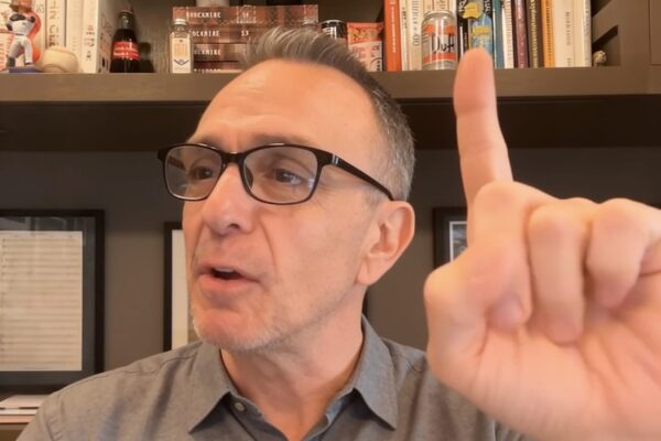 Hank Azaria, actorul din „The Simpsons”, enervat de prezența lui Taylor Swift la un meci