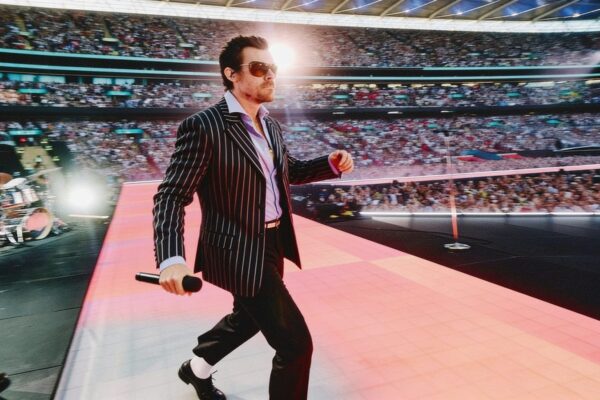 Harry Styles a umplut Wembley de 12 ori. Artistul i-a adus un omagiu mamei sale pe scenă