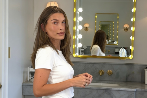 Hailey Bieber a aprins Instagramul în bikini minusculi. Pălăria și părul ud ar putea dicta moda verii