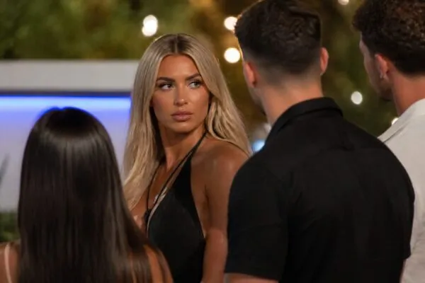 Fiica unui fost campion de la Manchester United intră în Love Island. Va răsturna ea cuplurile din vilă?