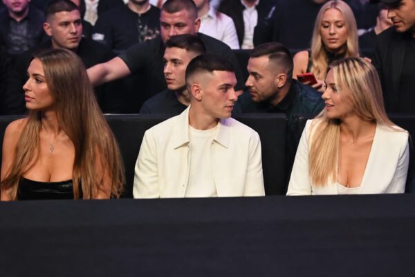 Rebecca Cooke i-a tăiat elanul lui Lily Phillips lângă Phil Foden la o gală de box