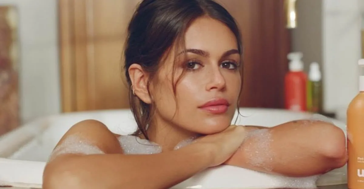 Kaia Gerber, nud în cadă pentru noul pariu Uni Beauty