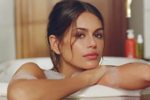 Kaia Gerber, nud în cadă pentru noul pariu Uni Beauty