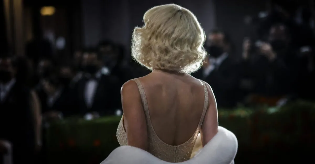 Kim Kardashian reaprinde comparațiile cu Marilyn Monroe. Ce câștigă Skims din noul ei look blond