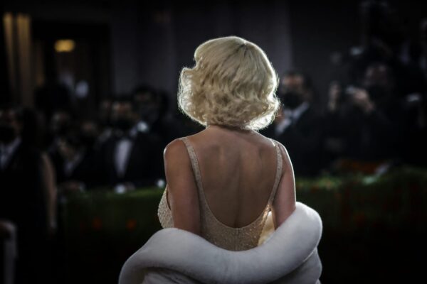 Kim Kardashian reaprinde comparațiile cu Marilyn Monroe. Ce câștigă Skims din noul ei look blond