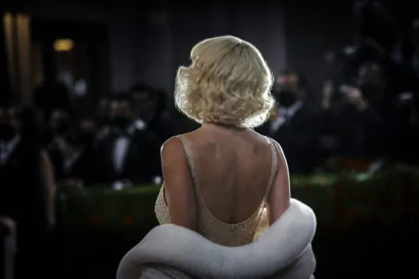 Kim Kardashian reaprinde comparațiile cu Marilyn Monroe. Ce câștigă Skims din noul ei look blond