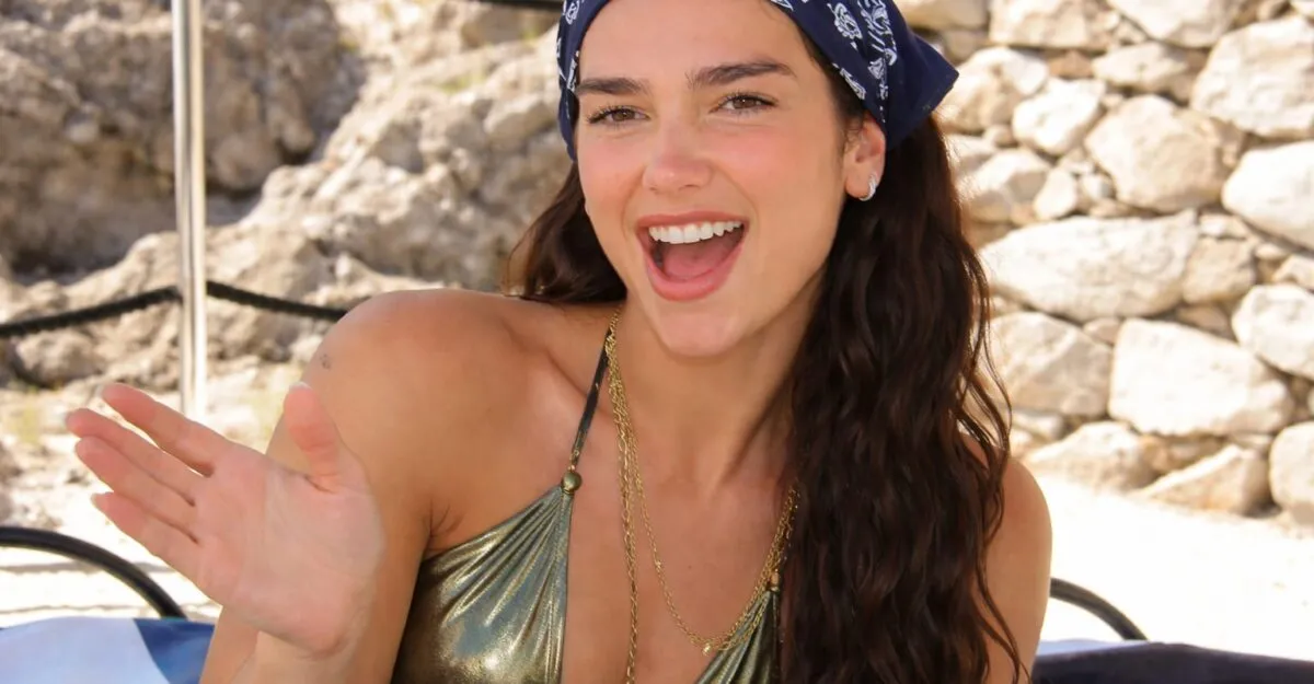 Dua Lipa a incendiat Instagram într-un costum de baie din latex. Ce piesă i-a pus fanele pe jar