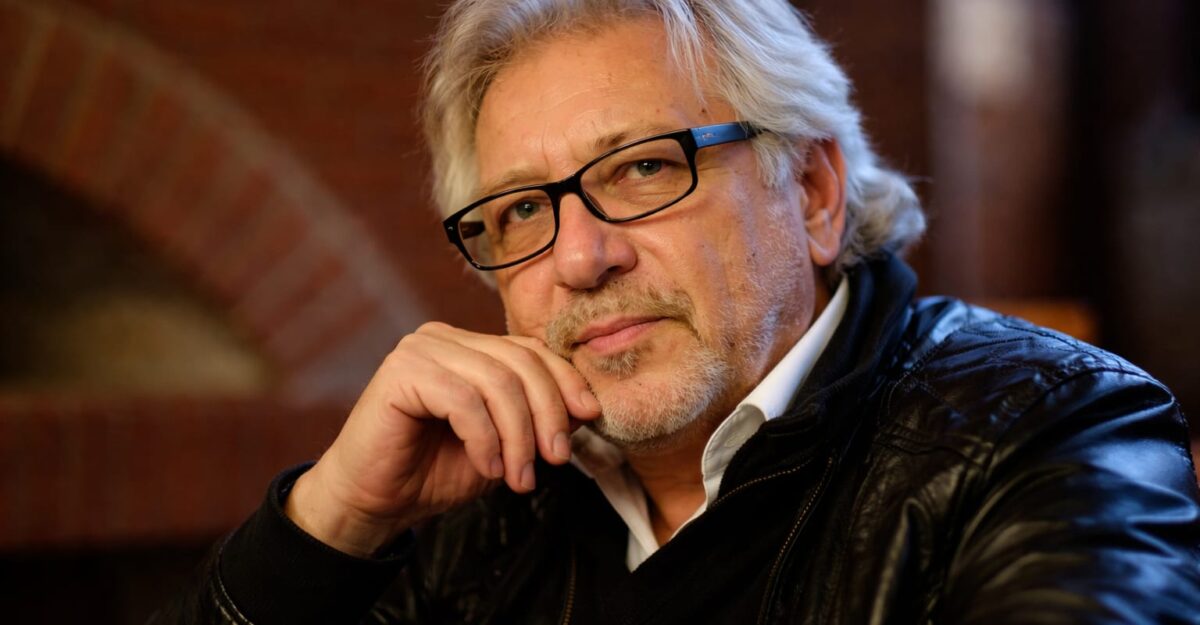 Era sus, avea bani și totuși a plecat din România. Ce poveste spune acum bateristul legendar al Phoenix