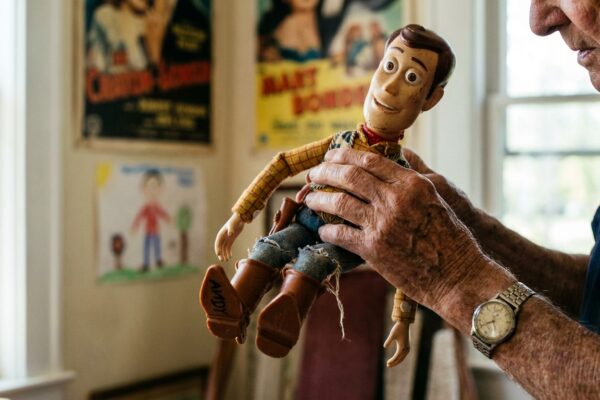 Tom Hanks câștigă din nou cu Woody. Ce miză uriașă are revenirea din Toy Story 5
