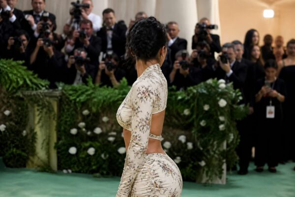 Kylie Jenner a aprins Instagramul cu o fustă florală decupată. Cum își menține brandul în topul discuțiilor online