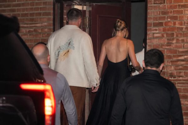 Travis Kelce și Taylor Swift au atras toate privirile la Broadway cu o rochie Ralph Lauren epuizată