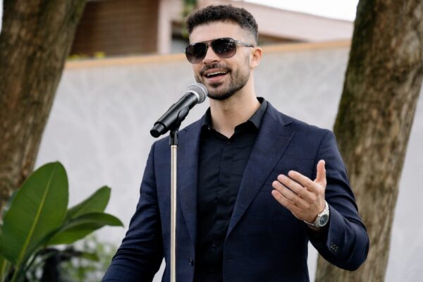 Greierul blocat în studioul lui Steve Ant îi dă bătăi de cap artistului