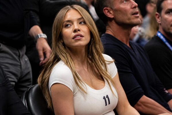 Sydney Sweeney și numărul 11 au furat privirile la finala NBA. Cine i-a inspirat topul mulat