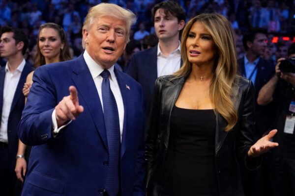 80 de ani pentru Donald Trump, rochie decoltată pentru Melania. Cum a detonat look-ul serii la Casa Albă