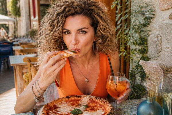 Carmen Brumă, la 49 de ani, a spus cum mănâncă pizza și înghețată în vacanță. Ce face ca să nu se îngrașe