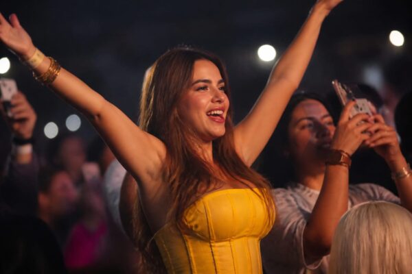 Sofia Vergara a făcut show la concertul Shakirei. Ce scria pe topul galben care a aprins internetul