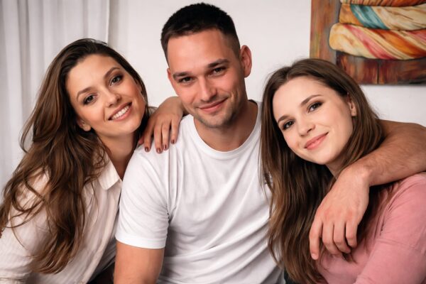 Fosta și actuala au stat față în față la aniversare. Cum au ajuns să pară o familie