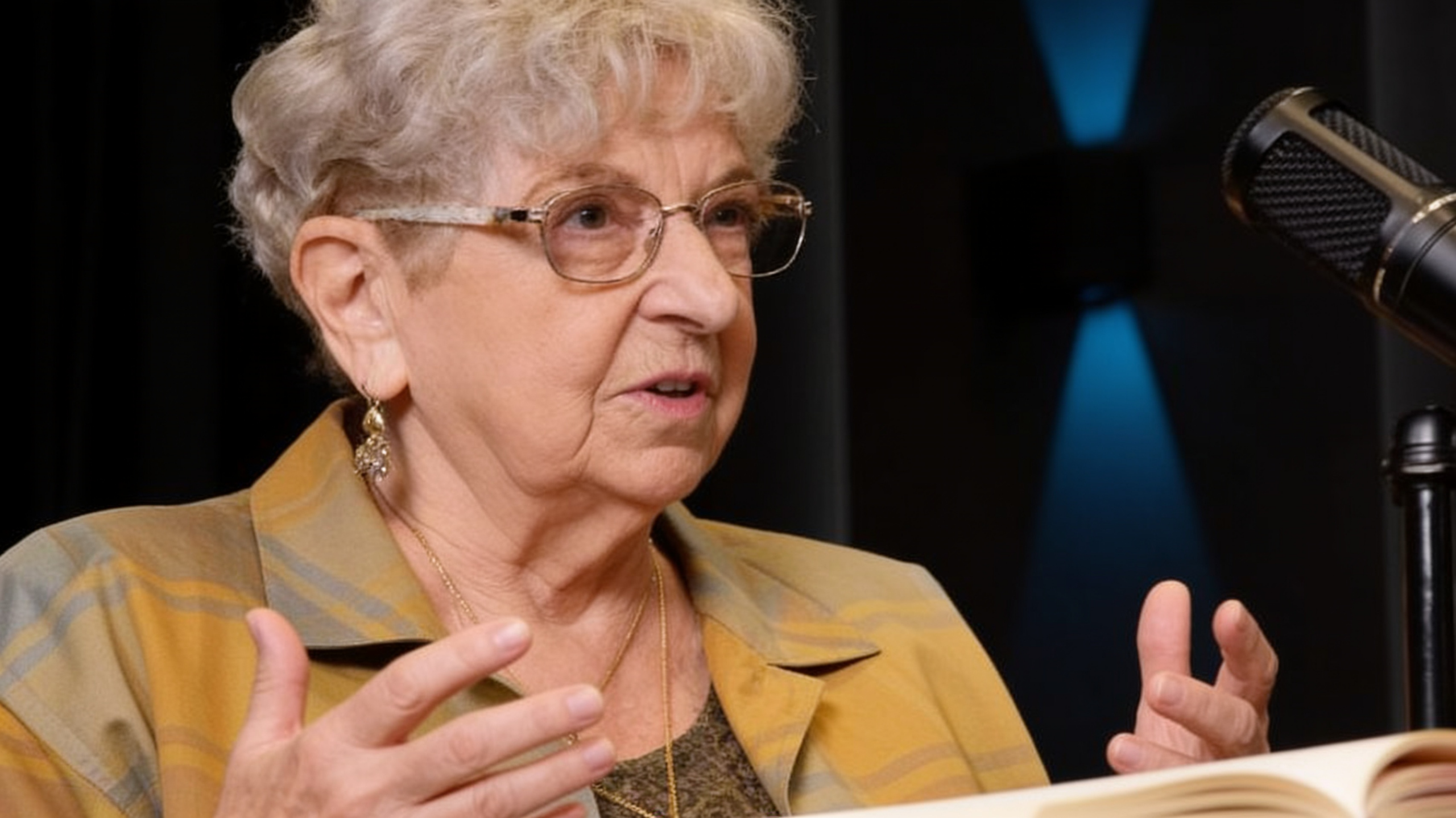 Mama lui Mircea Badea iese din culise. Ce rol uriaș a avut în cariera vedetei Antena 3 CNN