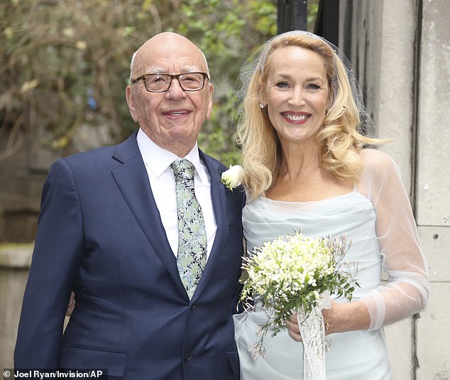 69 de ani și o decizie radicală pentru Jerry Hall după Rupert Murdoch. De ce nu mai vrea să locuiască cu un bărbat