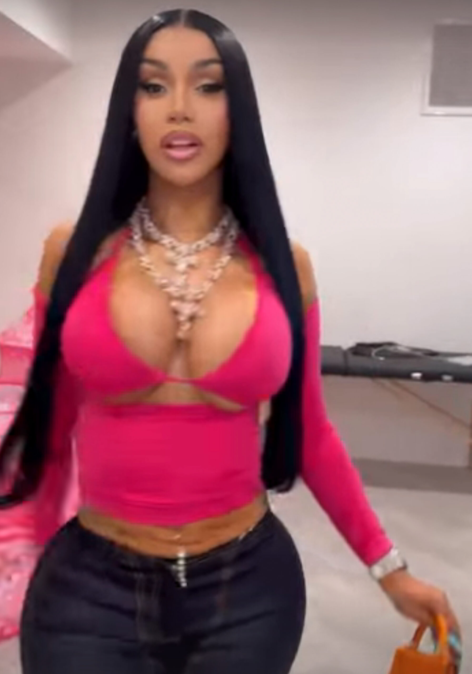 Cardi B a apărut aproape dezbrăcată după glumele lui Charles Barkley