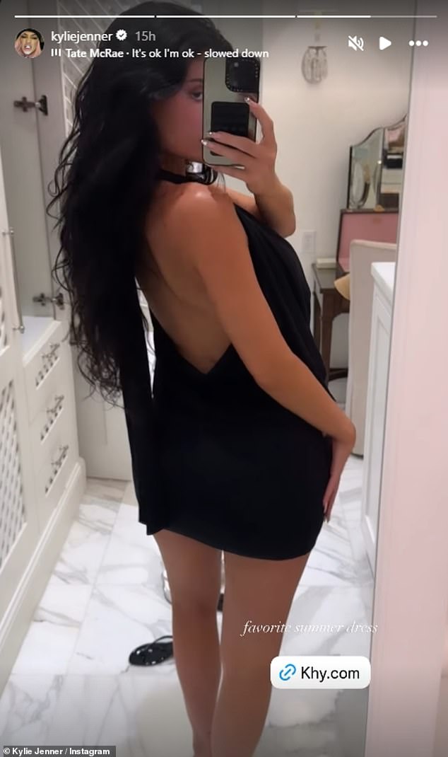 Kylie Jenner își joacă imaginea și vânzările KHY cu o singură rochie de 280 de dolari