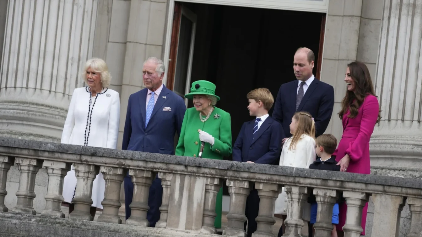 Ce face Familia Regală cu hainele vechi și alte lucruri de care nu mai au nevoie. Regina Elisabeta proceda fix ca bunicile noastre!