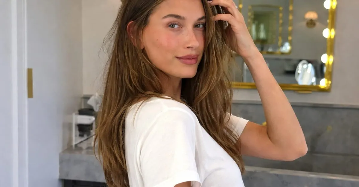 Rhode, împins în față de Hailey Bieber în body-uri decoltate. Ce urmărește noua campanie
