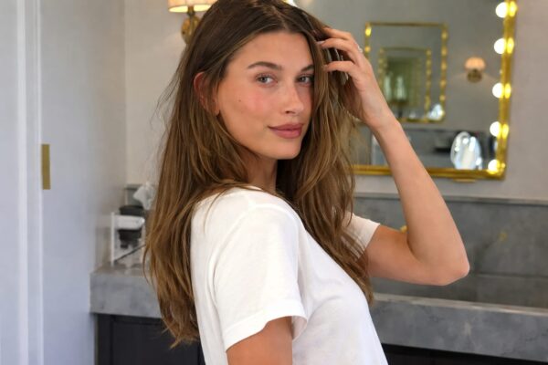 Rhode, împins în față de Hailey Bieber în body-uri decoltate. Ce urmărește noua campanie