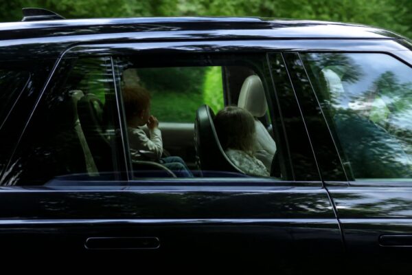 Prințul Harry și Meghan Markle revin în Marea Britanie cu Archie și Lilibet.