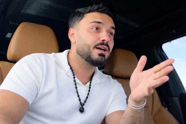 10 ani, de la supermarket la Rolls-Royce. Jador a izbucnit în lacrimi cu mama lui în dreapta