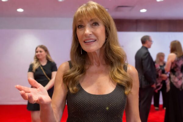 75 de ani, fără fillere și logodită. Jane Seymour spune cum își păstrează naturalețea