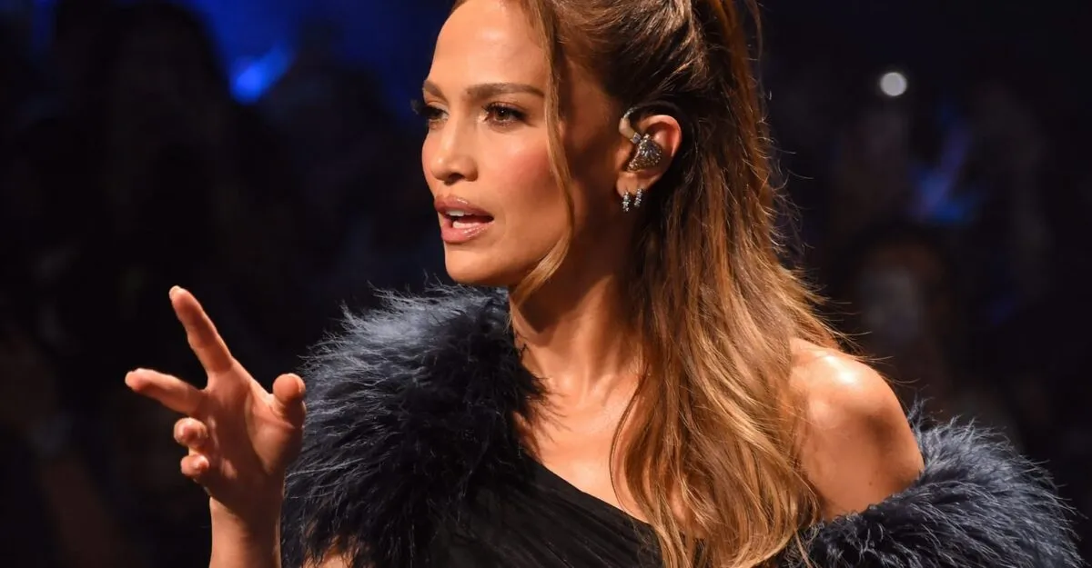 Jennifer Lopez, într-un body transparent cu efect de tatuaj la Obsessed Fest.