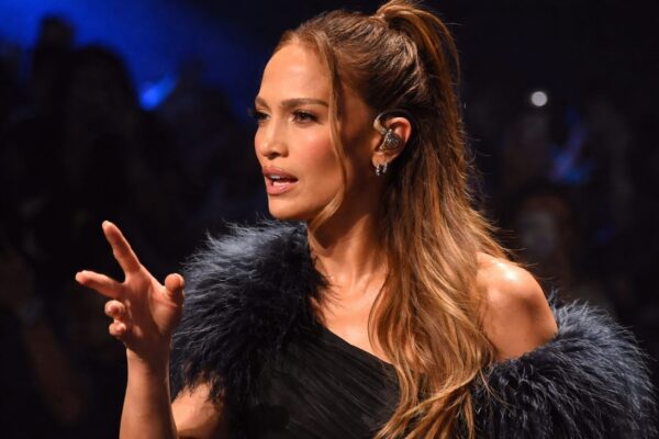Jennifer Lopez, într-un body transparent cu efect de tatuaj la Obsessed Fest.