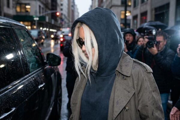 Kim Kardashian, surprinsă blond platinat la 7 zile după look-ul brunet. Ce mesaj trimite apariția ei incognito