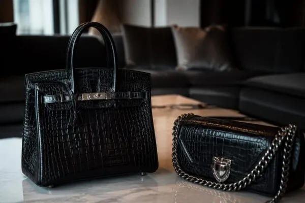 Kris Jenner își ține foștii gineri în poză. Ce câștigă brandul Kardashian din această mișcare