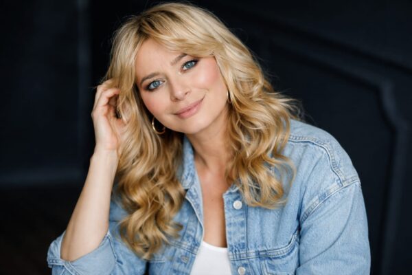 Laura Cosoi așteaptă a cincea fetiță. Cum vorbește acum despre ecrane și presiunea pe gravide