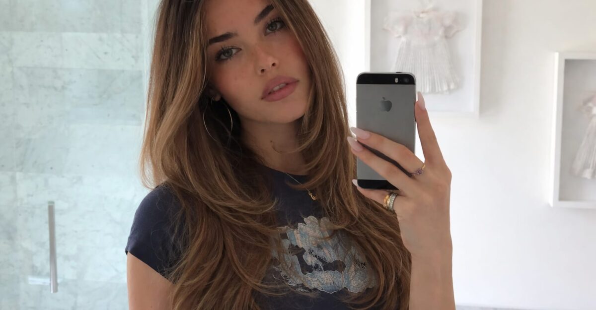 27 de ani și o mini-rochie roz care abia îi acoperă formele. Madison Beer a pus fanii pe jar pe Instagram