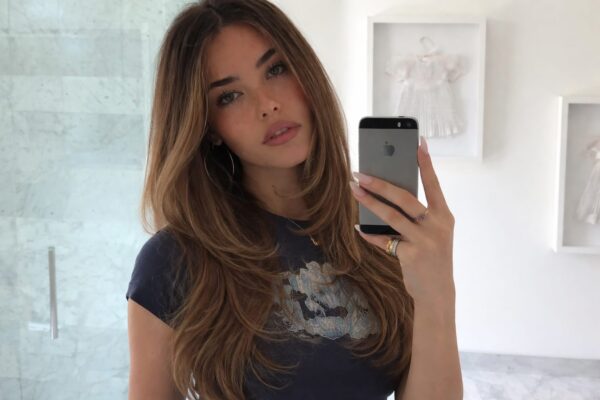 27 de ani și o mini-rochie roz care abia îi acoperă formele. Madison Beer a pus fanii pe jar pe Instagram