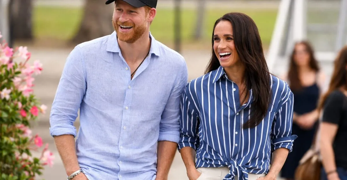 Fotografia rară cu Harry în genunchi lângă cei doi copii. Ce încearcă să transmită familia Sussex acum